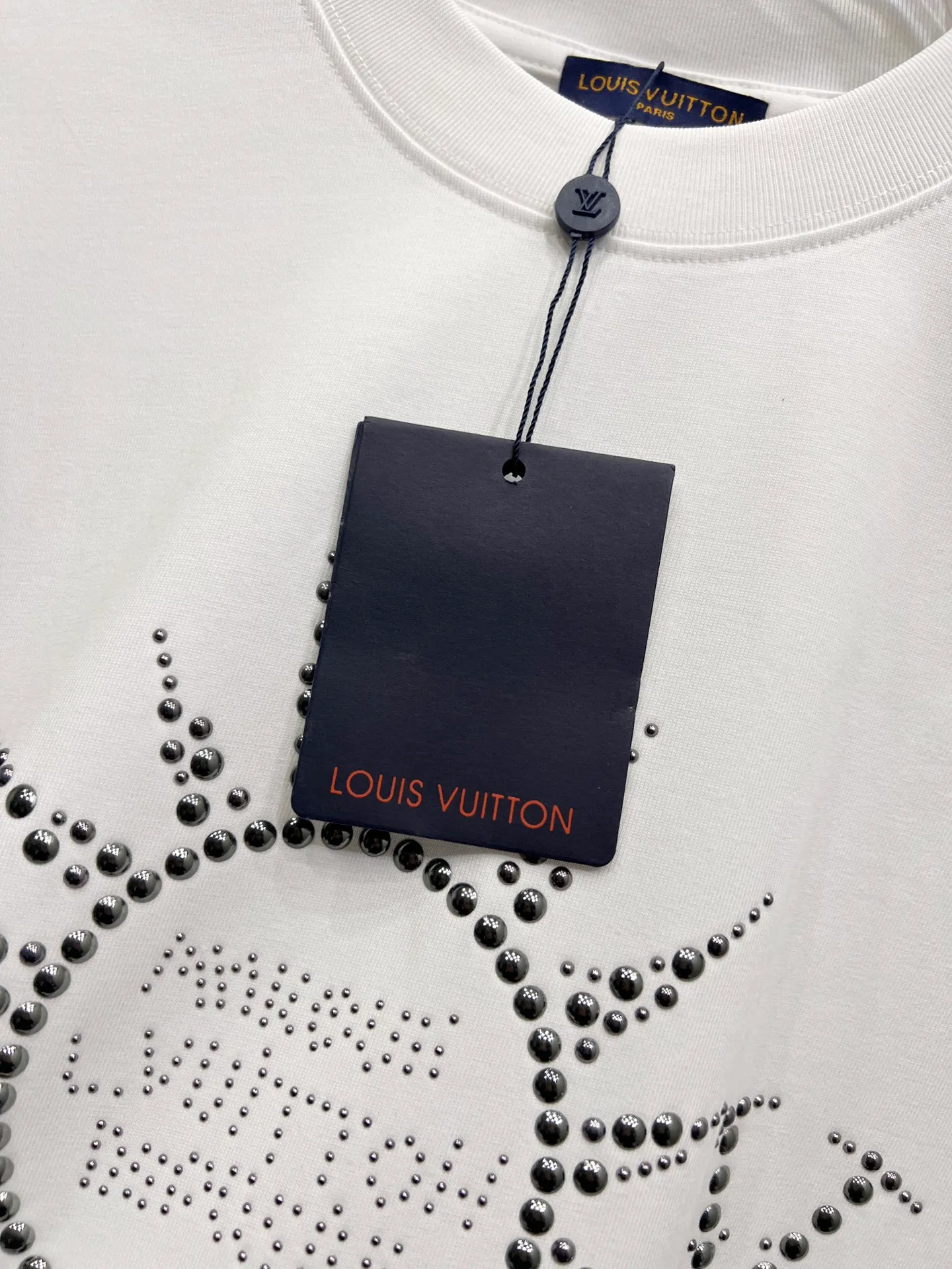 🅿️190 1v Louis* 2025 autumn and winter new style classic letter three-dimensional craft design high-end version! Highly breathable and comfortable, customized double yarn plain cotton fabric. Short-sleeved T-shirt. Same style for men and women. Sizes S M L XL XXL Five sizes black white